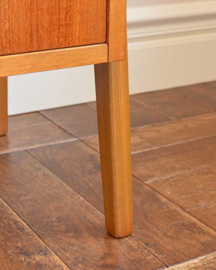 アンティークのキャビネット　アンティーク家具　ディバイダーとしても使える引き出し付きのオープンシェルフ（ヴィンテージキャビネット）。スッキリとした脚の裏には…Handleの家具の脚裏にはフェルトキーパーをお付けしています。(x-1136-f)