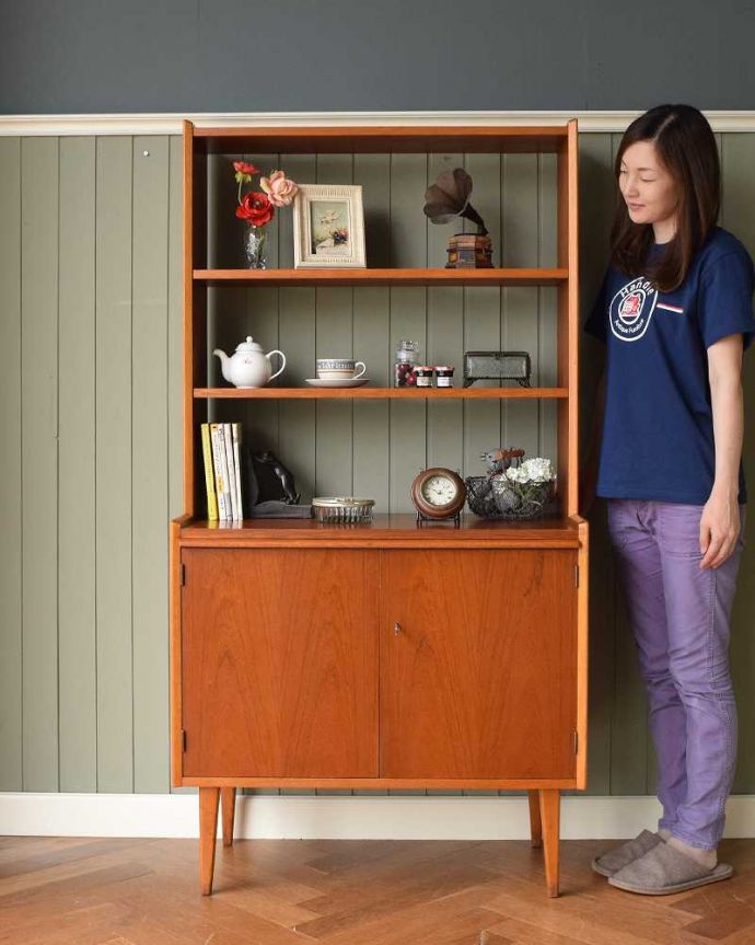 アンティークのキャビネット アンティーク家具 ディバイダーとしても使える扉付きのオープンシェルフ(ヴィンテージキャビネット)。見た目はもちろん実用的に使いやすいオープン棚扉が付いていないオープンタイプの本棚は、便利に使える実力派。(x-1137-f)