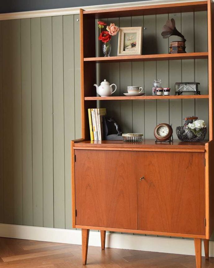 アンティークのキャビネット アンティーク家具 ディバイダーとしても使える扉付きのオープンシェルフ(ヴィンテージキャビネット)。扉収納も付いている実力派オープン棚だけじゃなく扉も付いているので、見た目もアンティークらしさたっぷりの美しさ。(x-1137-f)