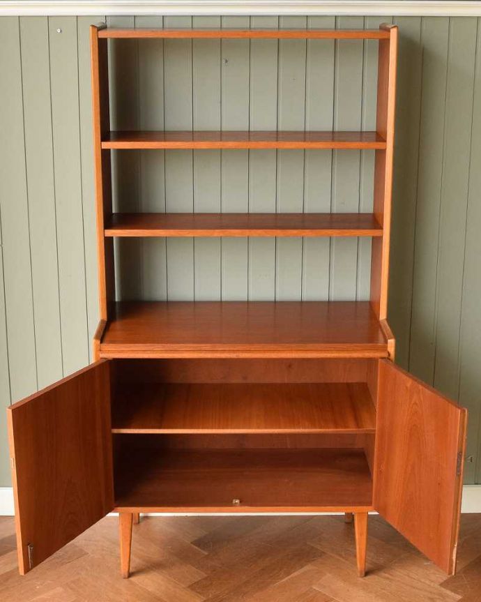 アンティークのキャビネット アンティーク家具 ディバイダーとしても使える扉付きのオープンシェルフ(ヴィンテージキャビネット)。扉の中を開けみると・・・閉じれば見えない扉の中も、もちろん専門の職人がキレイに修復しました。(x-1137-f)