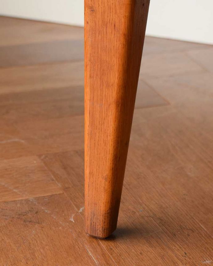 アンティークのキャビネット アンティーク家具 ディバイダーとしても使える扉付きのオープンシェルフ(ヴィンテージキャビネット)。女性1人でラクラク運べちゃうんですHandleのアンティークは、脚の裏にフェルトキーパーをお付けしています。(x-1137-f)