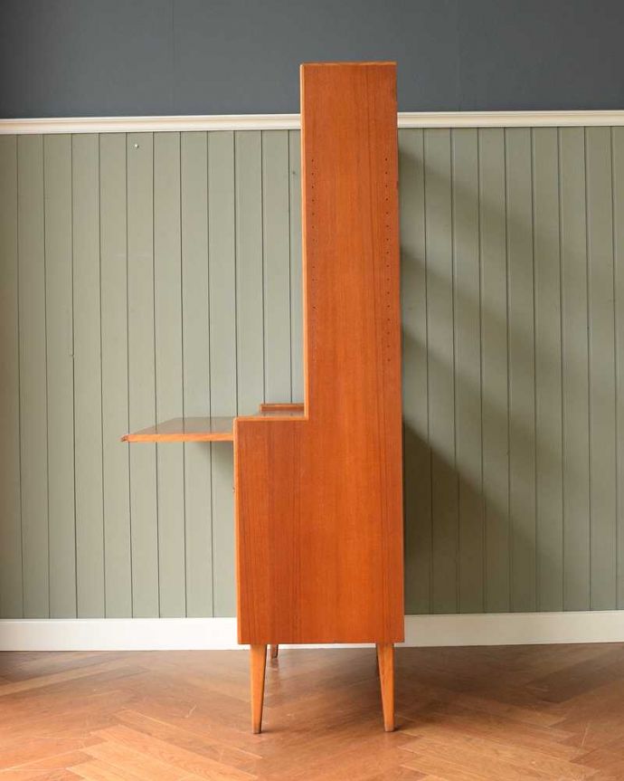 アンティークのキャビネット アンティーク家具 ディバイダーとしても使える扉付きのオープンシェルフ(ヴィンテージキャビネット)。横から見ても素敵なんですもちろん、横から見てもキレイ。(x-1137-f)