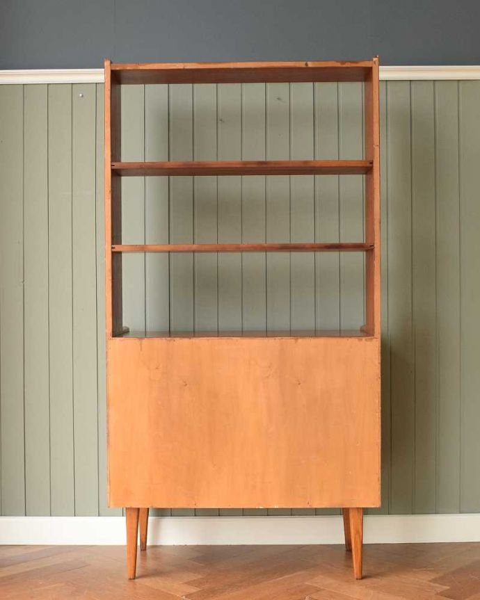 アンティークのキャビネット アンティーク家具 ディバイダーとしても使える扉付きのオープンシェルフ(ヴィンテージキャビネット)。後ろ姿もチェックして下さいアンティークは新品ではないので、経年変化によるキズはありますが、専門の職人がキレイにお直しをしているので、後ろ姿までキレイです。(x-1137-f)