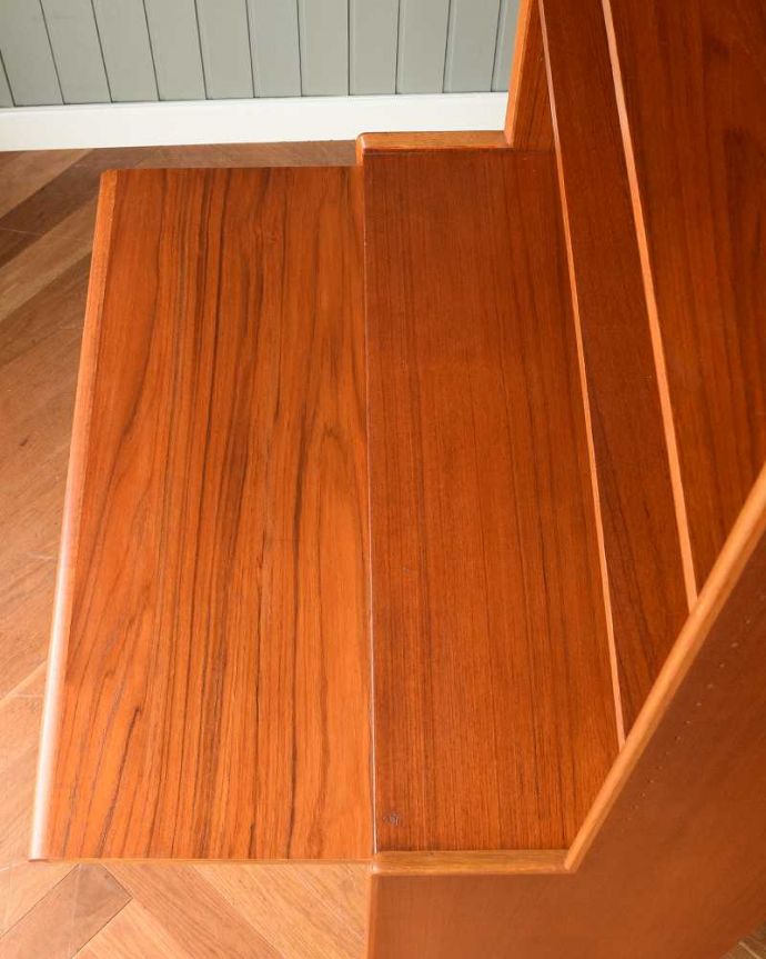 アンティークのキャビネット アンティーク家具 ディバイダーとしても使える扉付きのオープンシェルフ(ヴィンテージキャビネット)。スライド式のトレーがついています扉のすぐ上についているでっぱりを引き出すと作業台が出てきます。(x-1137-f)