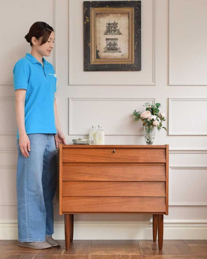 アンティークのドレッサー　アンティーク家具　北欧風のインテリア、ヴィンテージ家具のコンパクトなドレッシングチェスト（ライティングドレッサー）。スッキリとした立ち姿がカッコいい北欧スタイルの家具カッコいいお部屋を作りたい方におススメの北欧デザインの家具。(x-1138-f)