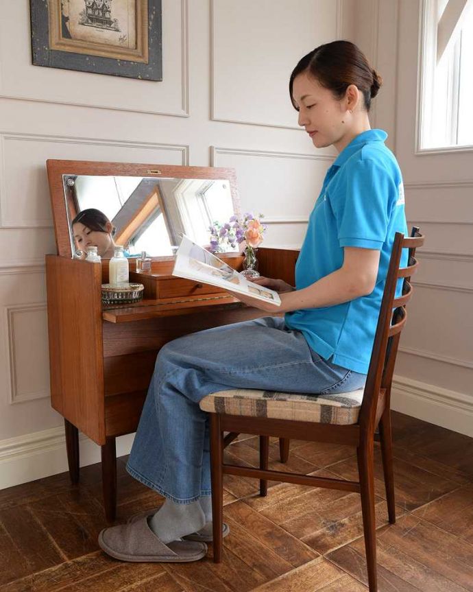 アンティークのドレッサー　アンティーク家具　北欧風のインテリア、ヴィンテージ家具のコンパクトなドレッシングチェスト（ライティングドレッサー）。実は･･･デスクが隠れていますスッキリとしたデザインのサイドボード。(x-1138-f)