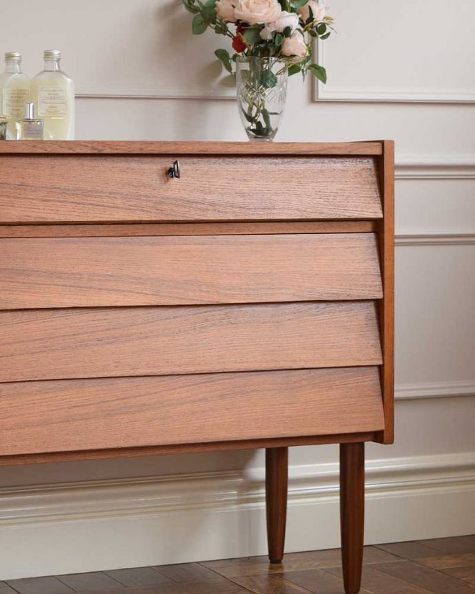 アンティークのドレッサー　アンティーク家具　北欧風のインテリア、ヴィンテージ家具のコンパクトなドレッシングチェスト（ライティングドレッサー）。扉の木目から伝わるあたたかさヴィンテージ家具らしいクールなデザイン。(x-1138-f)