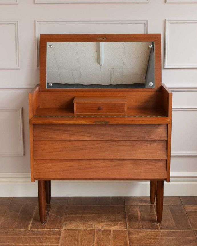 アンティークのドレッサー　アンティーク家具　北欧風のインテリア、ヴィンテージ家具のコンパクトなドレッシングチェスト（ライティングドレッサー）。見た目だけじゃなく収納力もバッチリの実力派ご希望の方にはさらにスッキリ収納できるようコード配線用の穴あけ加工を施してからお届けします（有料+3000円）お気軽にご連絡下さい。(x-1138-f)