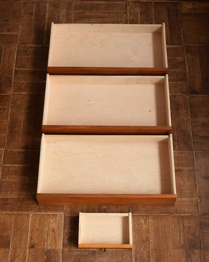 アンティークのドレッサー　アンティーク家具　北欧風のインテリア、ヴィンテージ家具のコンパクトなドレッシングチェスト（ライティングドレッサー）。キレイにお直ししました引き出しの中も修復の際、専門の職人がキレイにしました。(x-1138-f)