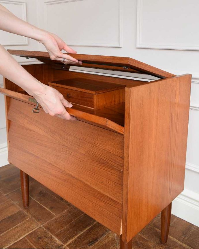 アンティークのドレッサー　アンティーク家具　北欧風のインテリア、ヴィンテージ家具のコンパクトなドレッシングチェスト（ライティングドレッサー）。隠れた仕掛けがあります引っ張り出すだけでデスクになっちゃう優れもの。(x-1138-f)