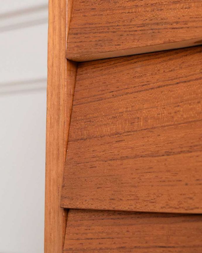 アンティークのドレッサー　アンティーク家具　北欧風のインテリア、ヴィンテージ家具のコンパクトなドレッシングチェスト（ライティングドレッサー）。デザインの一部になっている取っ手ひだになっている部分を引っ張ると引き出しが引き出せます。(x-1138-f)