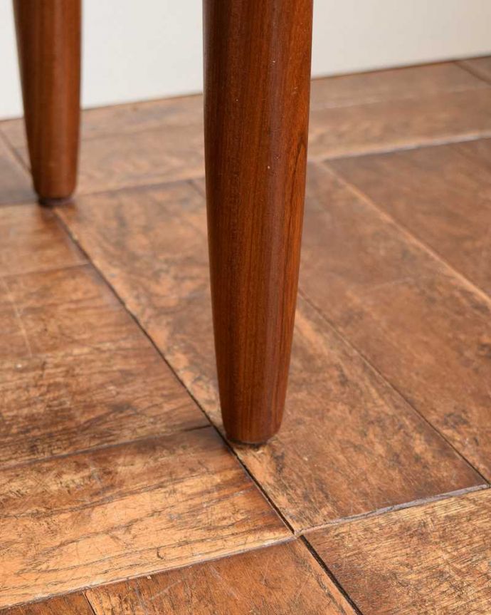 アンティークのドレッサー　アンティーク家具　北欧風のインテリア、ヴィンテージ家具のコンパクトなドレッシングチェスト（ライティングドレッサー）。スッキリとした脚の裏には…運びやすいようHandleのヴィンテージ家具の脚の裏にはフェルトキーパーをお付けしています。(x-1138-f)