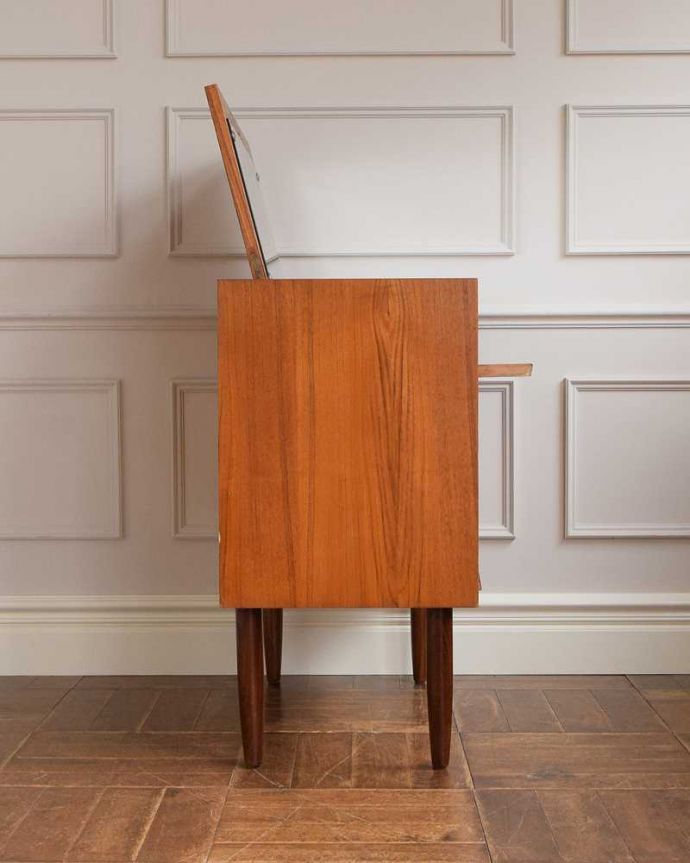 アンティークのドレッサー　アンティーク家具　北欧風のインテリア、ヴィンテージ家具のコンパクトなドレッシングチェスト（ライティングドレッサー）。横から見てもスッキリデザインスッキリとカッコいいヴィンテージ家具は、横から見た姿もスッキリ！風合いだけ残してキレイに修復しました。(x-1138-f)