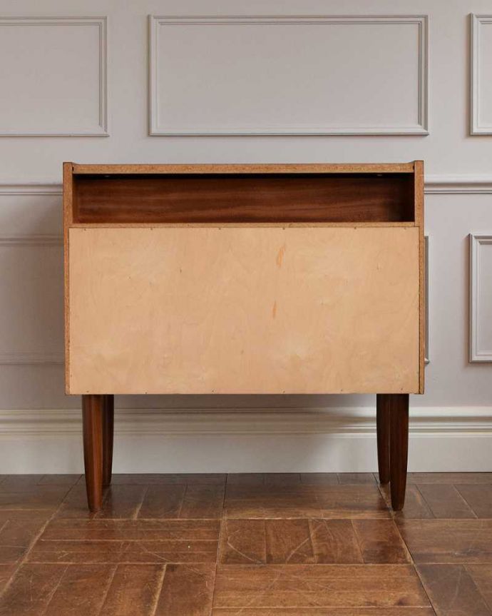 アンティークのドレッサー　アンティーク家具　北欧風のインテリア、ヴィンテージ家具のコンパクトなドレッシングチェスト（ライティングドレッサー）。もちろん後ろ姿もキレイですビンテージは新品ではないので、もちろん経年変化によるキズはありますが、アンティーク専門の職人がしっかり修復したので後ろ姿もキレイです。(x-1138-f)