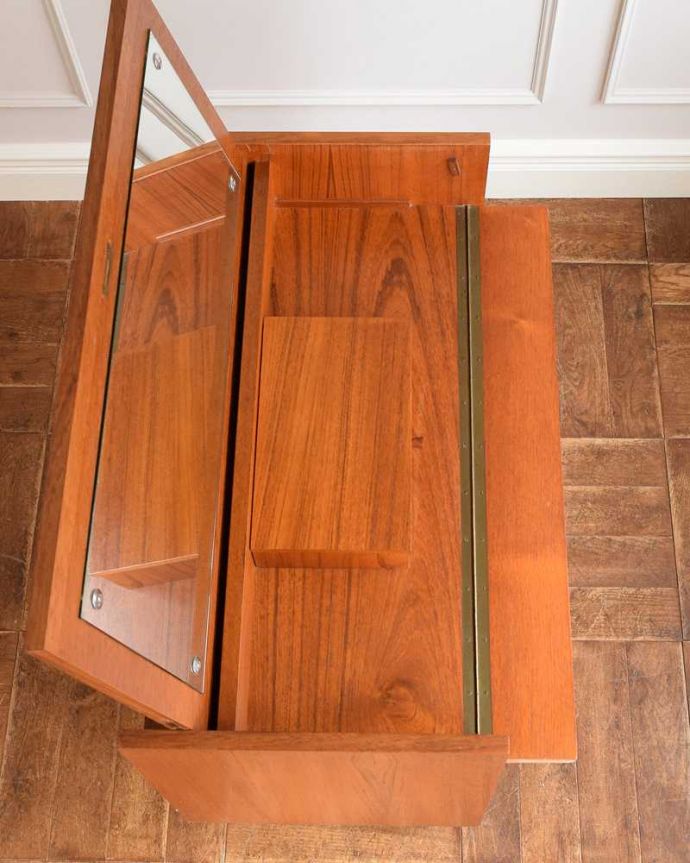 アンティークのドレッサー　アンティーク家具　北欧風のインテリア、ヴィンテージ家具のコンパクトなドレッシングチェスト（ライティングドレッサー）。天板の塗装もキレイに仕上げましたヴィンテージの家具は年代が若いので修復方法も様々。(x-1138-f)