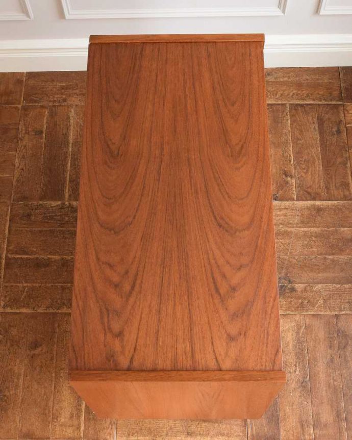 アンティークのドレッサー　アンティーク家具　北欧風のインテリア、ヴィンテージ家具のコンパクトなドレッシングチェスト（ライティングドレッサー）。上から見てもきれい天板もきれいに修復したので、安心してお使いください。(x-1138-f)