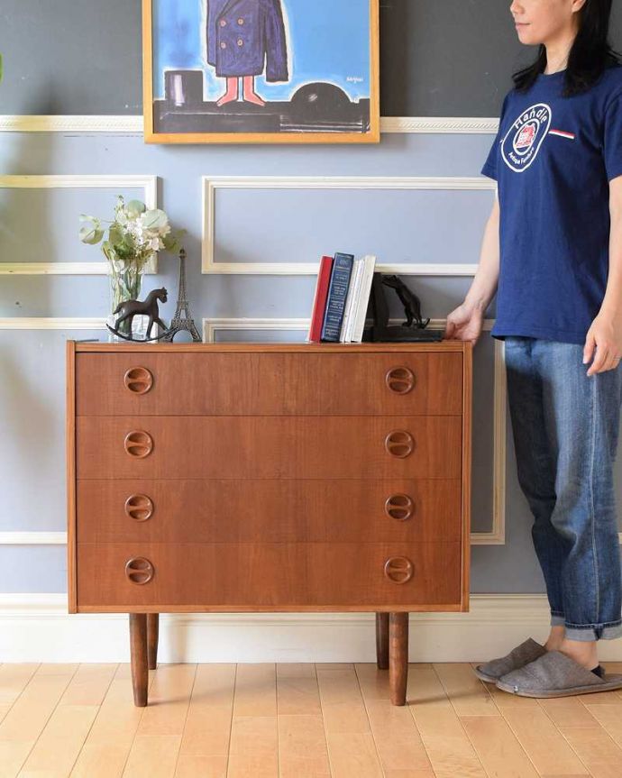 アンティークのチェスト　アンティーク家具　北欧スタイルのシンプルなヴィンテージ家具、4杯引き出しのローチェスト。スッキリとしたカッコよさが魅力北欧スタイルのチェストは、やっぱり見た目がカッコいい！シンプルなのでどんなお部屋にも似合います。(x-1139-f)