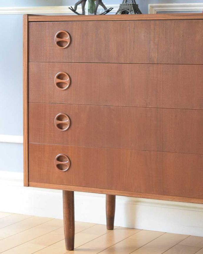 アンティークのチェスト　アンティーク家具　北欧スタイルのシンプルなヴィンテージ家具、4杯引き出しのローチェスト。見えない所もこだわっていますヴィンテージの家具は年代が若いので簡単な修復だけでも使えちゃうんだけれど、長く使って頂けるように、見えない部分もしっかりこだわって修復しています。(x-1139-f)