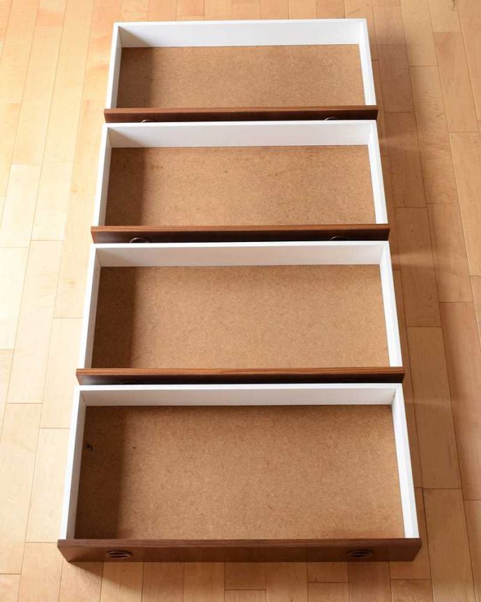 アンティークのチェスト　アンティーク家具　北欧スタイルのシンプルなヴィンテージ家具、4杯引き出しのローチェスト。引き出しの中もキレイに修復しました。(x-1139-f)