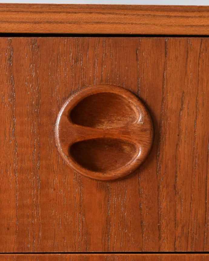 アンティークのチェスト　アンティーク家具　北欧スタイルのシンプルなヴィンテージ家具、4杯引き出しのローチェスト。カッコいい取っ手もデザインの一部デザインの一部になっているカッコいい取っ手。(x-1139-f)