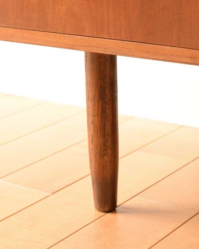 アンティークのチェスト　アンティーク家具　北欧スタイルのシンプルなヴィンテージ家具、4杯引き出しのローチェスト。女性1人でラクラク運べちゃう仕掛けHandleのアンティークは、脚の裏にフェルトキーパーをお付けしています。(x-1139-f)