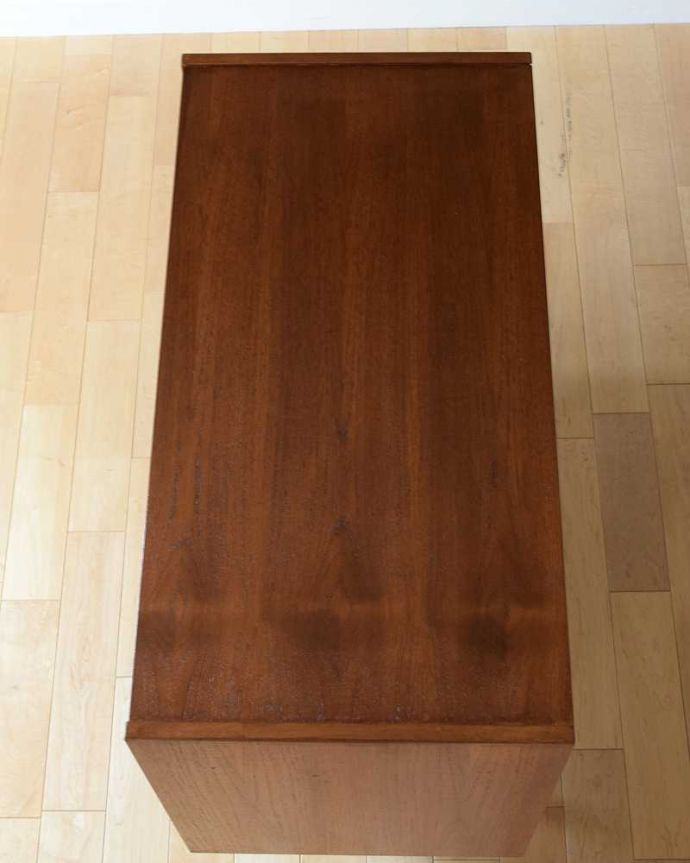 アンティークのチェスト　アンティーク家具　北欧スタイルのシンプルなヴィンテージ家具、4杯引き出しのローチェスト。上から見ると･･･天板はこんな感じです。(x-1139-f)