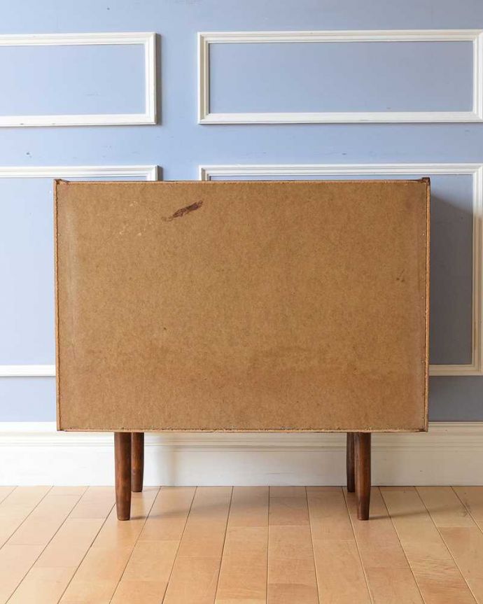 アンティークのチェスト　アンティーク家具　北欧スタイルのシンプルなヴィンテージ家具、4杯引き出しのローチェスト。修復してあるので後ろ姿もキレイです。(x-1139-f)