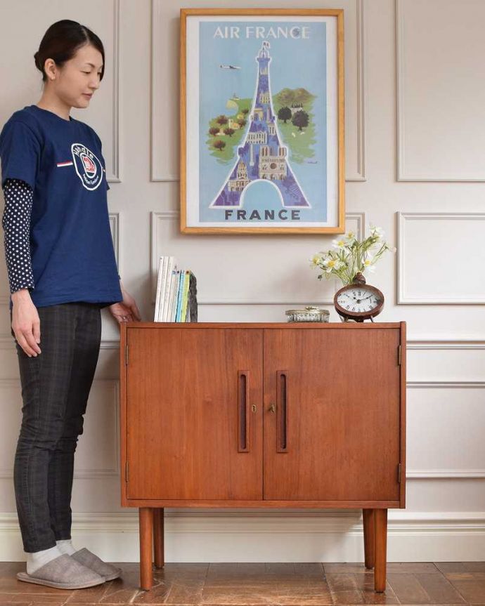 アンティークのキャビネット　アンティーク家具　ヴィンテージの北欧系家具、チーク材のサイドキャビネット（小さなサイドボード）。人気のヒミツは北欧スタイルのデザインやっぱりスッキリとカッコイイ北欧デザインが人気のサイドボード。(x-1140-f)