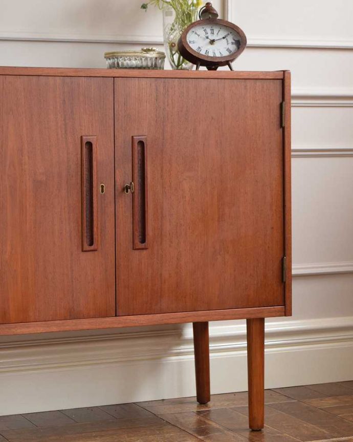 アンティークのキャビネット　アンティーク家具　ヴィンテージの北欧系家具、チーク材のサイドキャビネット（小さなサイドボード）。ヴィンテージ家具らしいあたたかさ。(x-1140-f)