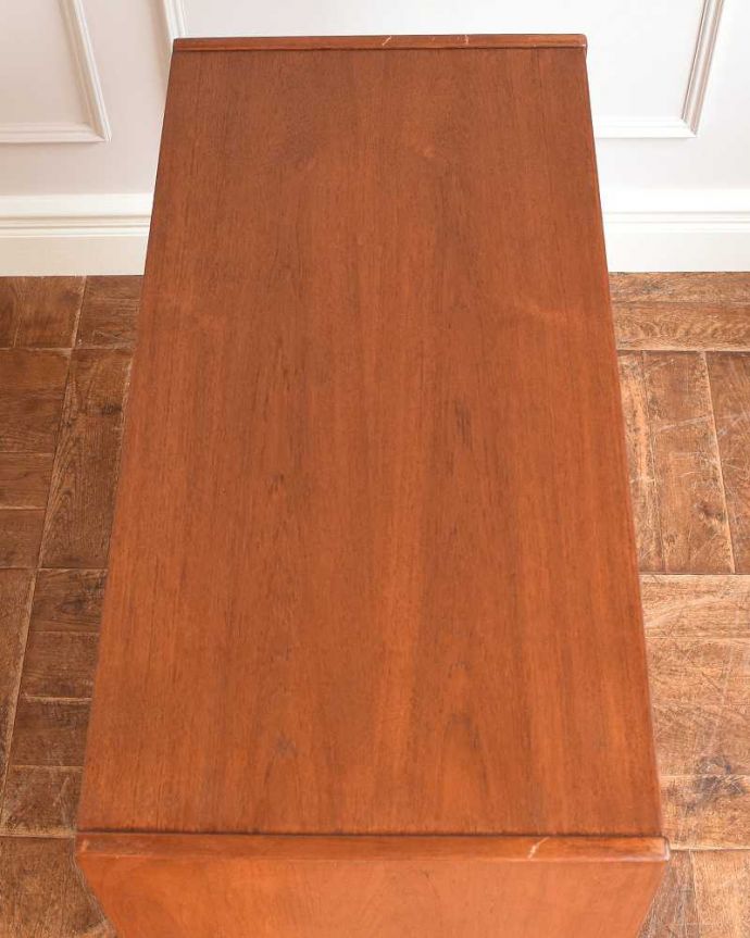 アンティークのキャビネット　アンティーク家具　ヴィンテージの北欧系家具、チーク材のサイドキャビネット（小さなサイドボード）。天板の塗装もキレイに仕上げましたヴィンテージの家具は修復方法が様々。(x-1140-f)