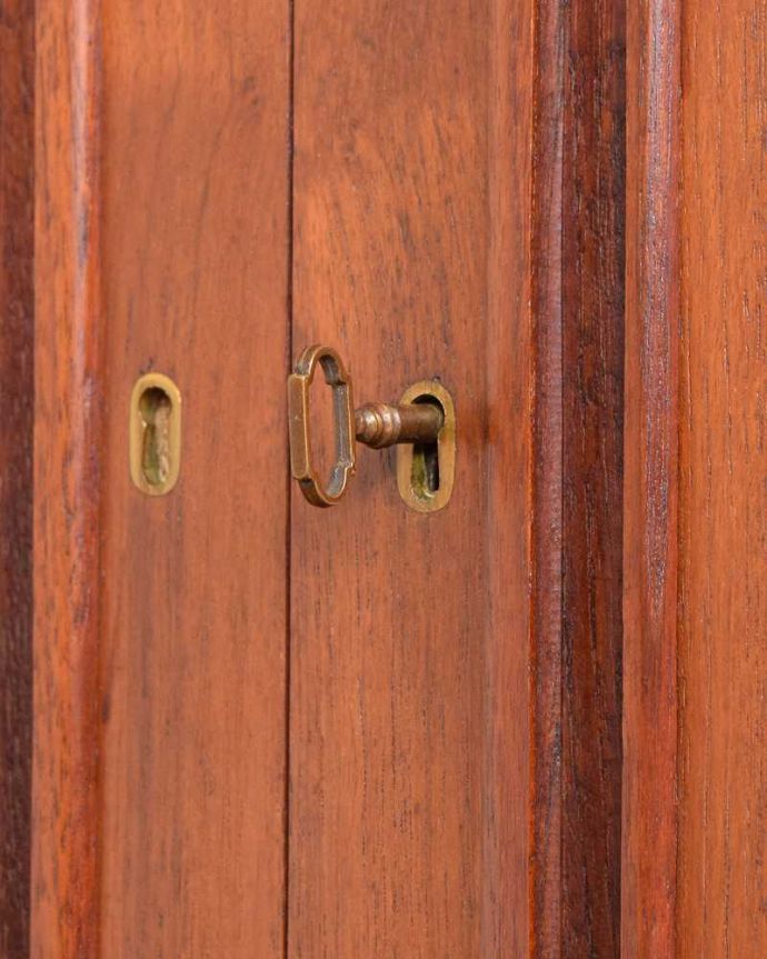 アンティークのキャビネット　アンティーク家具　ヴィンテージの北欧系家具、チーク材のサイドキャビネット（小さなサイドボード）。開ける度にワクワクする取っ手鍵を回して開けてください。(x-1140-f)