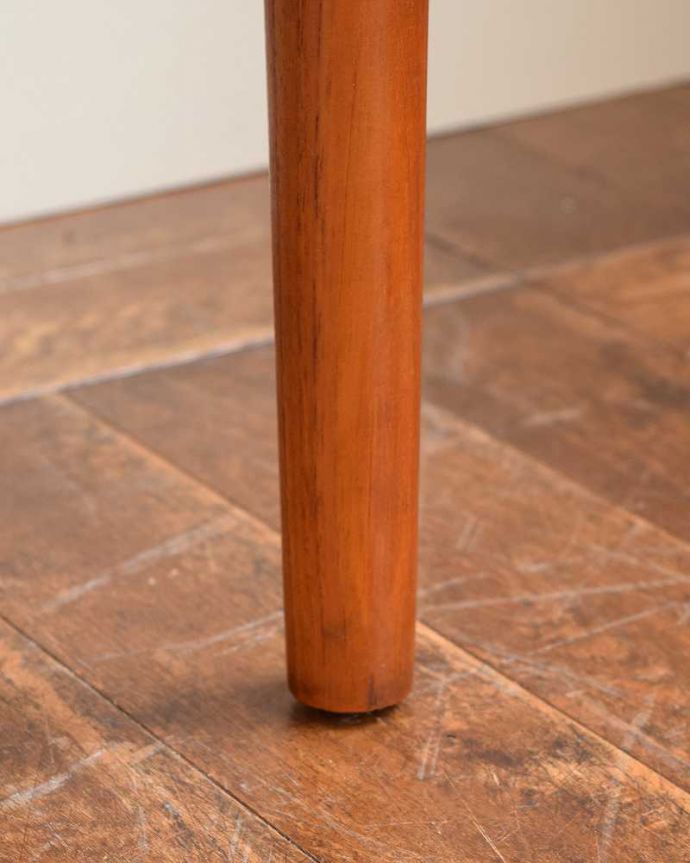 アンティークのキャビネット　アンティーク家具　ヴィンテージの北欧系家具、チーク材のサイドキャビネット（小さなサイドボード）。女性1人でラクラク運べちゃう仕掛けHandleのアンティークの脚の裏にはフェルトキーパーが付いているんです。(x-1140-f)