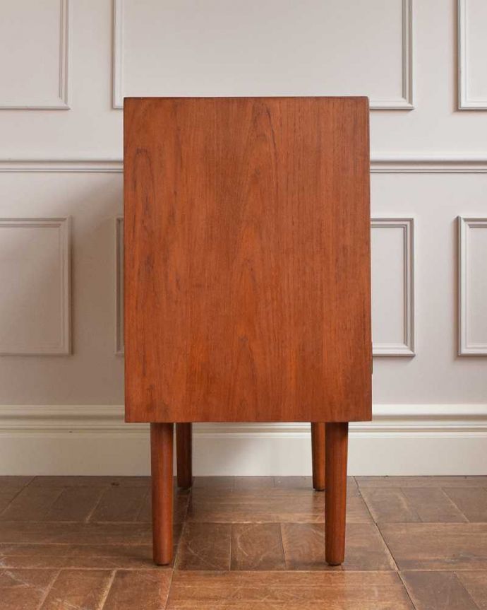 アンティークのキャビネット　アンティーク家具　ヴィンテージの北欧系家具、チーク材のサイドキャビネット（小さなサイドボード）。横から見てもスッキリどこから見てもスッキリとしてステキなヴィンテージ。(x-1140-f)