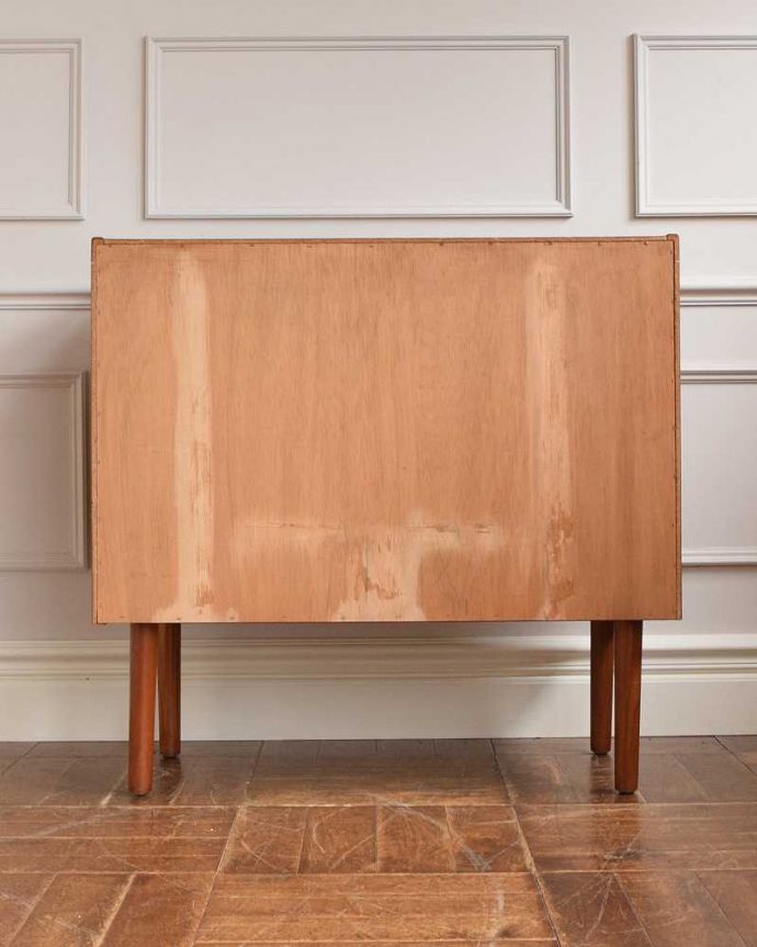 ヴィンテージの北欧系家具、チーク材のサイドキャビネット（小さな