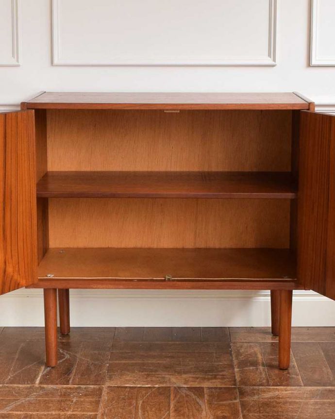 アンティークのキャビネット　アンティーク家具　ヴィンテージの北欧系家具、チーク材のサイドキャビネット（小さなサイドボード）。扉の奥はたっぷり収納扉を開けると、中にはたっぷりの収納。(x-1140-f)