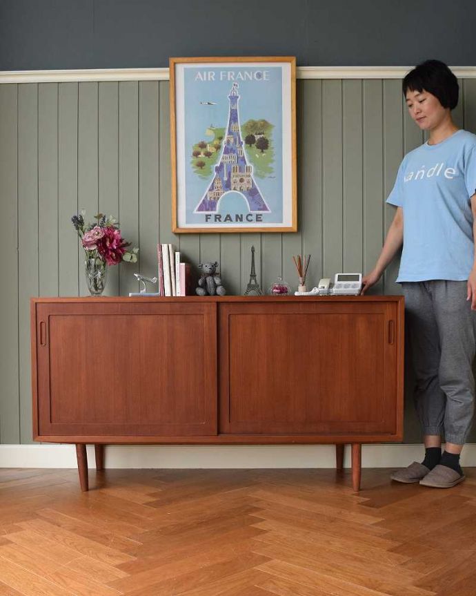 サイドボード　アンティーク家具　北欧スタイルのスッキリとした引き戸タイプのヴィンテージサイドボード。人気のヒミツは北欧スタイルのデザインやっぱりスッキリとカッコイイ北欧デザインが人気のサイドボード。(x-1141-f)