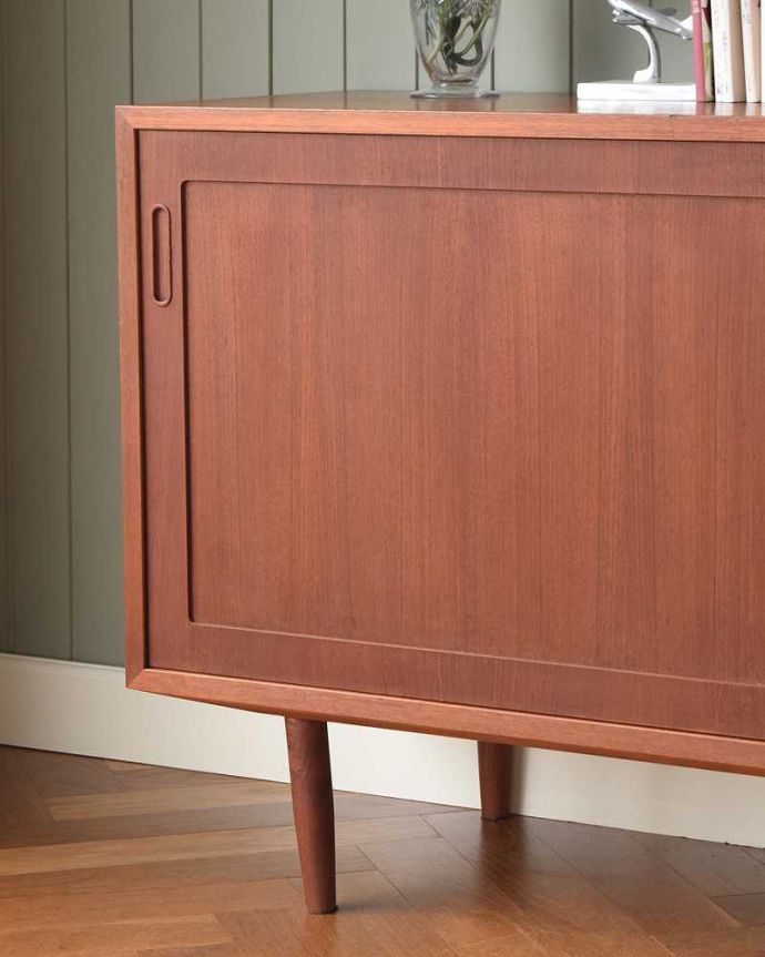 サイドボード　アンティーク家具　北欧スタイルのスッキリとした引き戸タイプのヴィンテージサイドボード。ヴィンテージ家具らしいあたたかさ。(x-1141-f)