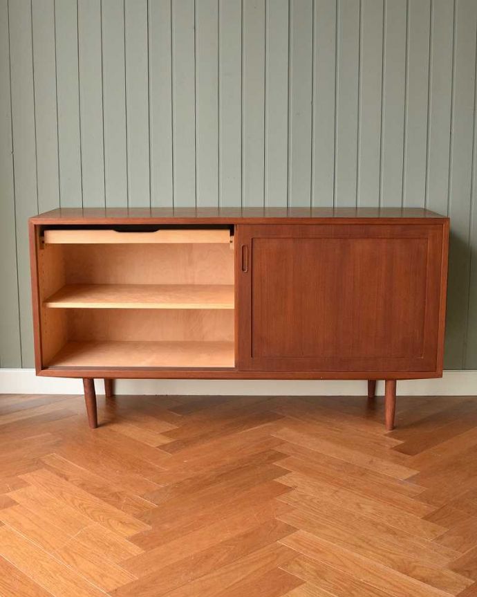 サイドボード　アンティーク家具　北欧スタイルのスッキリとした引き戸タイプのヴィンテージサイドボード。扉の奥はたっぷり収納扉を開けると、中にはたっぷりの収納。(x-1141-f)