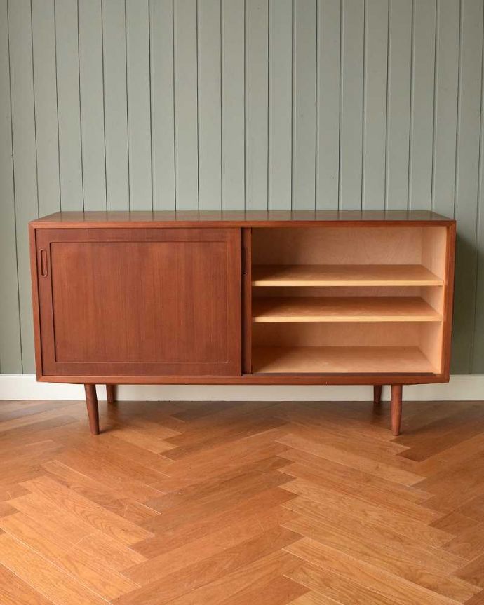 サイドボード　アンティーク家具　北欧スタイルのスッキリとした引き戸タイプのヴィンテージサイドボード。扉は引き戸タイプですもちろん反対側もキレイに修復したのでご安心ください。(x-1141-f)