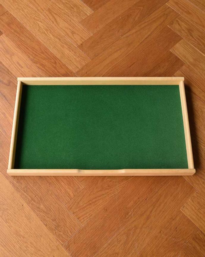 サイドボード　アンティーク家具　北欧スタイルのスッキリとした引き戸タイプのヴィンテージサイドボード。トレーがついていました左の扉内にはスライドして使えるトレーもついています。(x-1141-f)