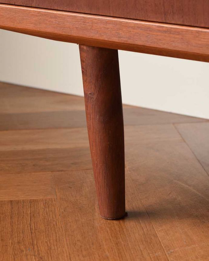 サイドボード　アンティーク家具　北欧スタイルのスッキリとした引き戸タイプのヴィンテージサイドボード。スッキリとした脚の裏には…Handleの家具の脚裏にはフェルトキーパーをお付けしています。(x-1141-f)