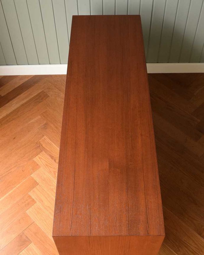 サイドボード　アンティーク家具　北欧スタイルのスッキリとした引き戸タイプのヴィンテージサイドボード。天板の塗装もキレイに仕上げましたヴィンテージの家具は修復方法が様々。(x-1141-f)