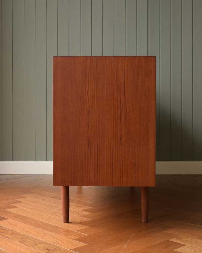 サイドボード　アンティーク家具　北欧スタイルのスッキリとした引き戸タイプのヴィンテージサイドボード。横から見てもスッキリどこから見てもスッキリとしてステキなヴィンテージ。(x-1141-f)