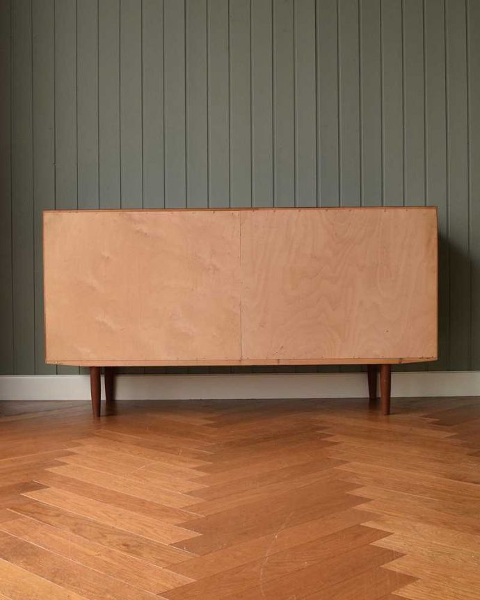 サイドボード　アンティーク家具　北欧スタイルのスッキリとした引き戸タイプのヴィンテージサイドボード。もちろん後ろ姿もキレイですビンテージは新品ではないので、もちろん経年変化によるキズはあります。(x-1141-f)