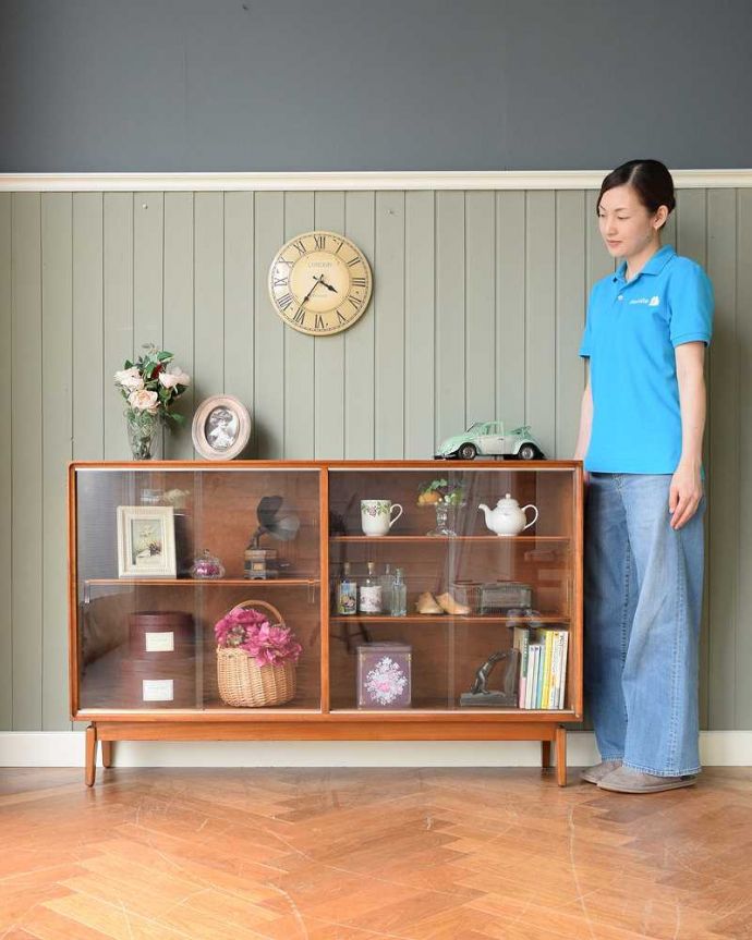 アンティークのキャビネット　アンティーク家具　北欧インテリアにピッタリなチーク材のヴィンテージ家具、引き戸タイプのガラスキャビネット。シンプルな中に感じられるあたたかさスッキリとカッコイイ雰囲気が人気の北欧スタイルのキャビネット。(x-1142-f)