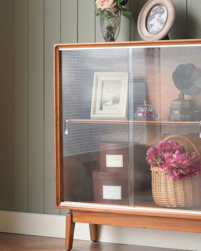 アンティークのキャビネット　アンティーク家具　北欧インテリアにピッタリなチーク材のヴィンテージ家具、引き戸タイプのガラスキャビネット。ヴィンテージ家具が醸し出すあたたかさ。(x-1142-f)