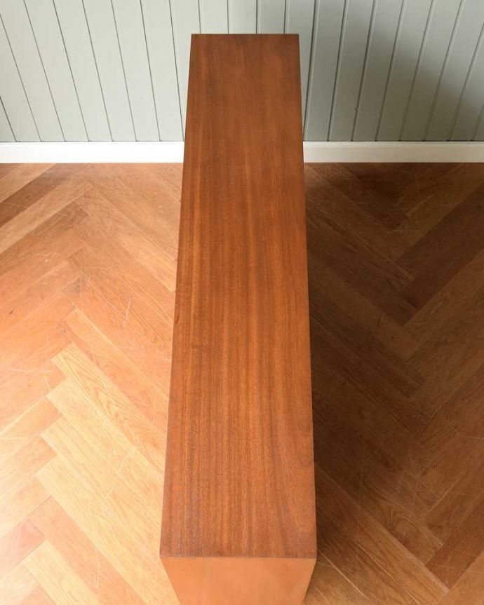 アンティークのキャビネット　アンティーク家具　北欧インテリアにピッタリなチーク材のヴィンテージ家具、引き戸タイプのガラスキャビネット。天板の塗装もキレイに仕上げましたヴィンテージの家具は修復方法が様々。(x-1142-f)