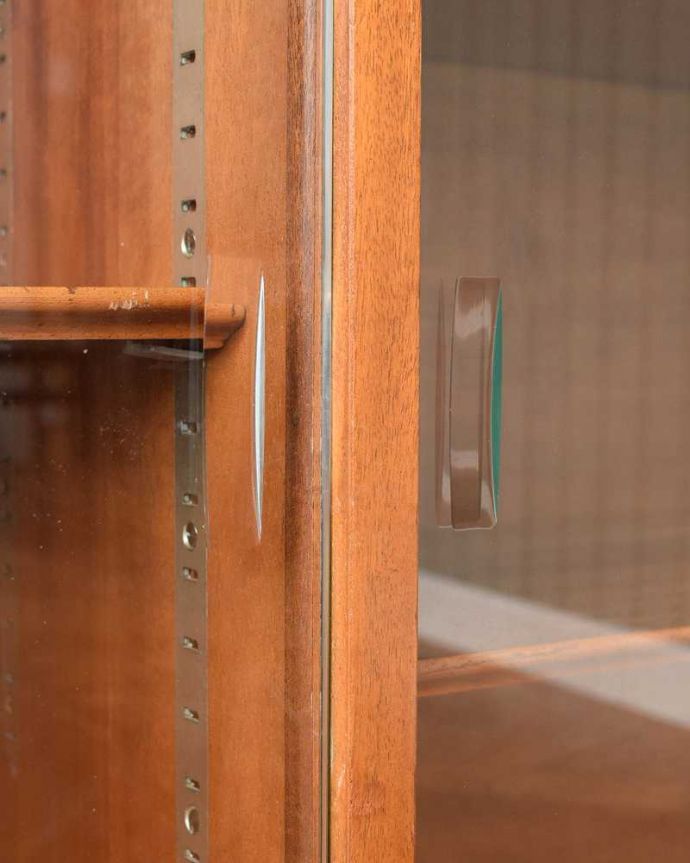 アンティークのキャビネット　アンティーク家具　北欧インテリアにピッタリなチーク材のヴィンテージ家具、引き戸タイプのガラスキャビネット。デザインの一部になっていますオシャレな取っ手のデザインは、家具のデザインの一部。(x-1142-f)