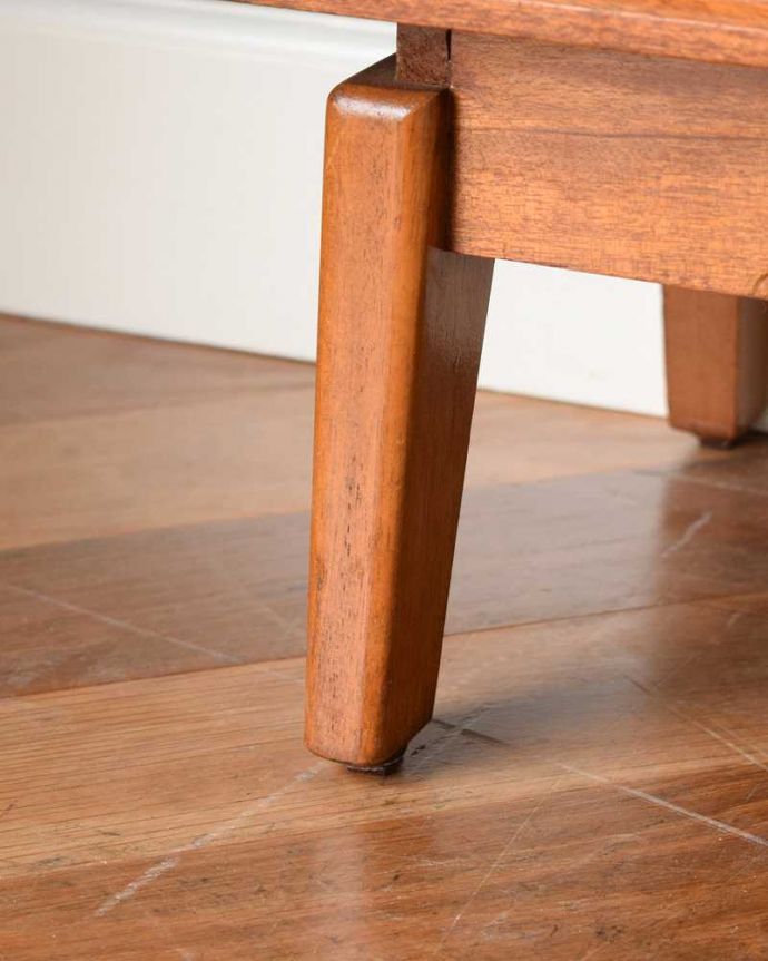 アンティークのキャビネット　アンティーク家具　北欧インテリアにピッタリなチーク材のヴィンテージ家具、引き戸タイプのガラスキャビネット。スッキリとした脚の裏には…Handleの家具の脚裏にはフェルトキーパーをお付けしています。(x-1142-f)