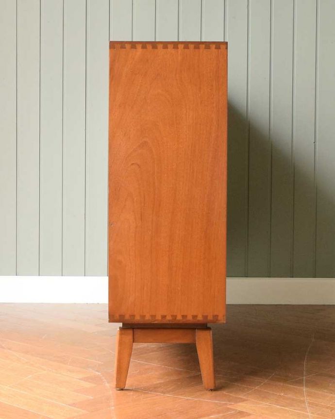 アンティークのキャビネット　アンティーク家具　北欧インテリアにピッタリなチーク材のヴィンテージ家具、引き戸タイプのガラスキャビネット。横から見てもスッキリどこから見てもスッキリとしてステキなヴィンテージ家具。(x-1142-f)